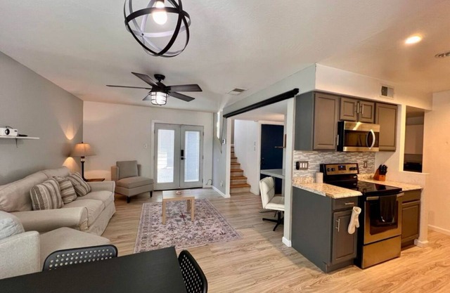 2 bedroom North Valley Home with private backyard and trail access