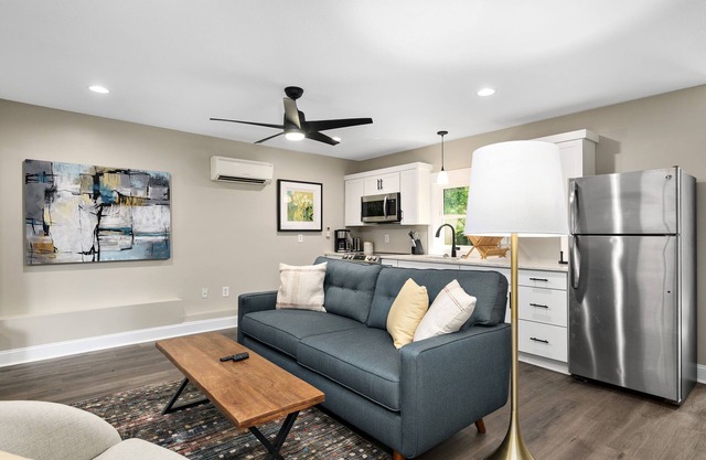 2 Bedroom Pet Friendly Apt w/full kitchen; Private fenced Backyard; Great Wifi