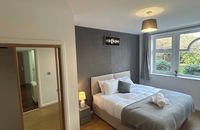 2 Bedroom Spacious Apartment | Free parking | Central Watford