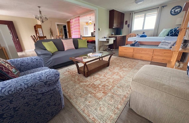 2 bedroom spacious house (upstairs unit) in the heart of Hilo town