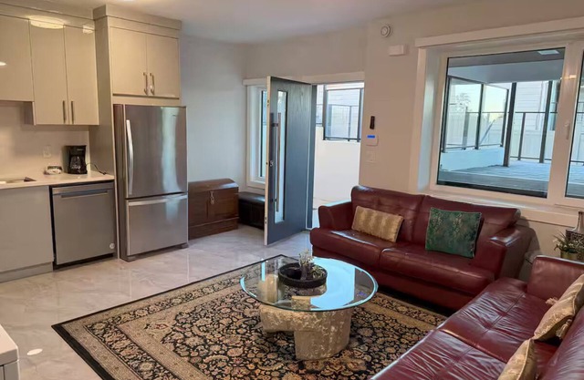 2 Bedroom Suite 20 minutes from YVR Airport & Tsawwassen Ferry Terminal