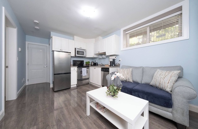 2 bedroom suite Walk to SkyTrain, Grocery, Macdonald & more