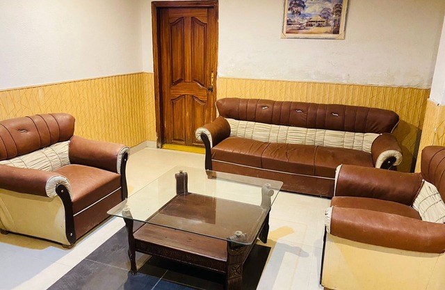 2 bedroom suites near mall road