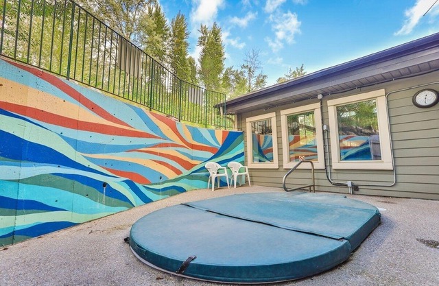 2 Bedroom Top Floor Retreat with Balcony and BBQ