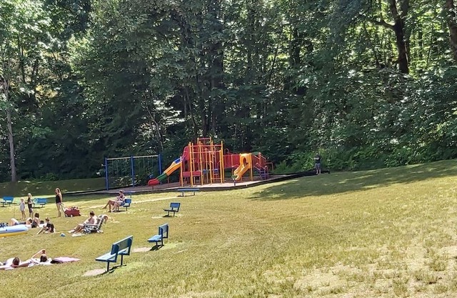 2 Bedroom Townhouse with out door patio 5 minute drive to the lake