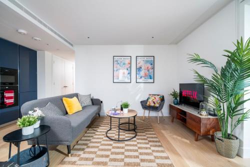 2 Bedroom Westfield Apartment Near Central London