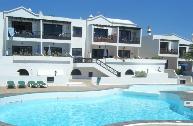 2 Bedroomed Apartment with free wifi in Well Kept Complex With Swimming Pool