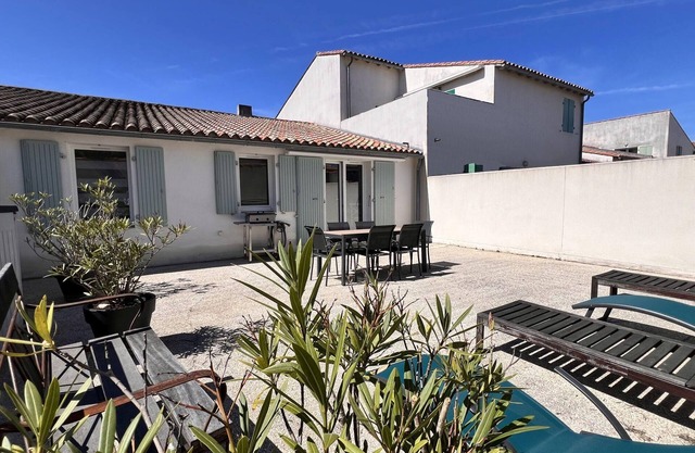 2 Bedrooms Apartment In Saint-Martin-De-Ré