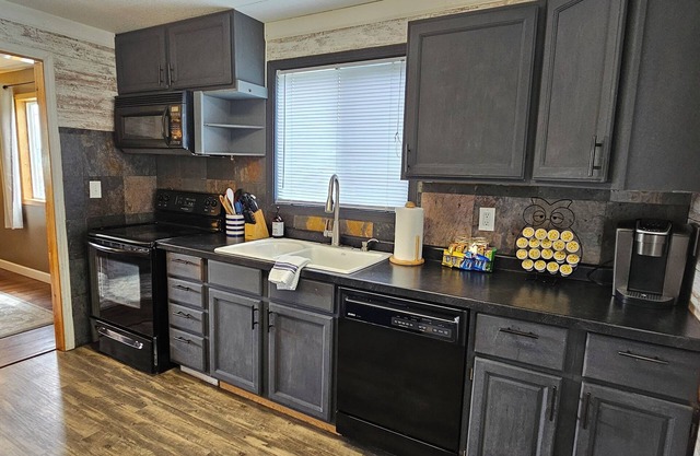 2 Benches Cottage in Custer by Mount Rushmore