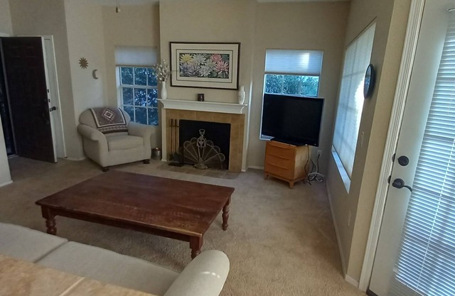 2-bes, 2-bath condo in Oro Valley, fireplace, WiFi, AC, fitness room, pool/spa.
