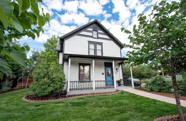 2 blocks to Main St Littleton 🌻 Garden 🐾 Fenced Yard 🌲 Zero Cleaning Fee!