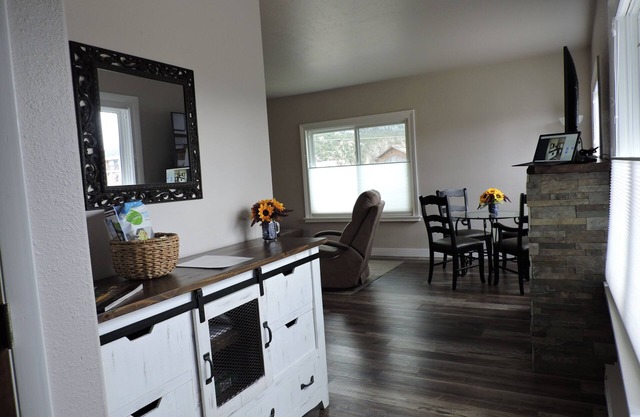 2 bm newly reno condo w/AMAZING Mt. view & 2 blks fr main st/Arkansas River