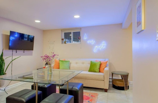 2-BR City Retreat/Peace, Privacy & Parking!