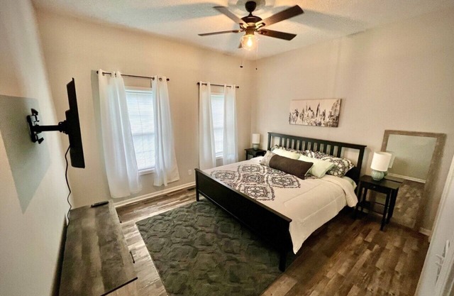 2 br home close to downtown and Lucas Oil. Pet Friendly!