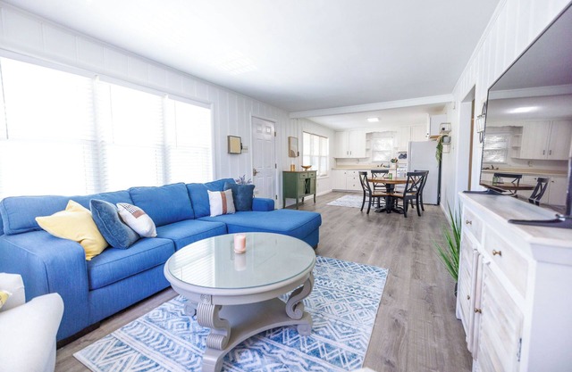 2 BR Upper Condo in North OC/Fenwick