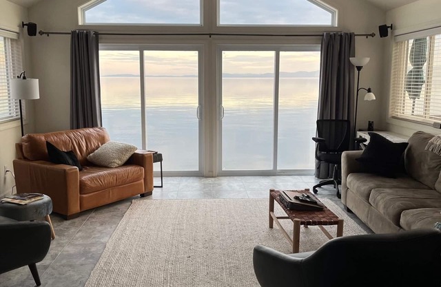 2 BR waterfront home. Colchester Point, Lake Champlain. 15 min to Burlington.