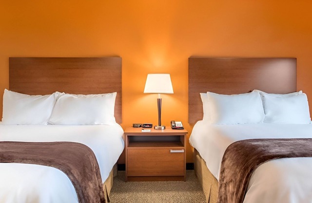 2 Clean + Bright Rooms Perfect for Long Stays Near Bob Kerrey Pedestrian Bridge