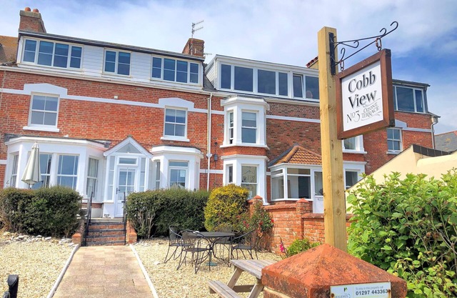 2 COBB VIEW, pet friendly, country holiday cottage in Lyme Regis