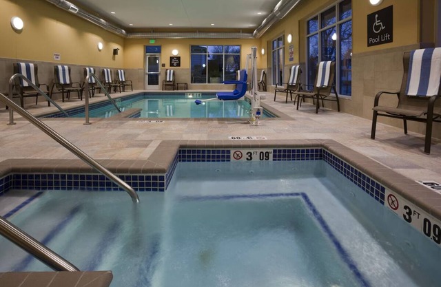 2 Comfortable Accommodation! Kitchen, Pet-Friendly, Indoor Pool!