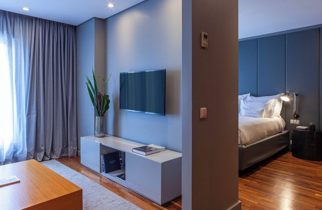 2 Comfy Units at Altis Prime, Full Kitchens, Rooftop Sundeck, Onsite Jacuzzi!