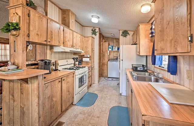 2 Decks, Grill & Wooded Views: Happy Jack Cabin