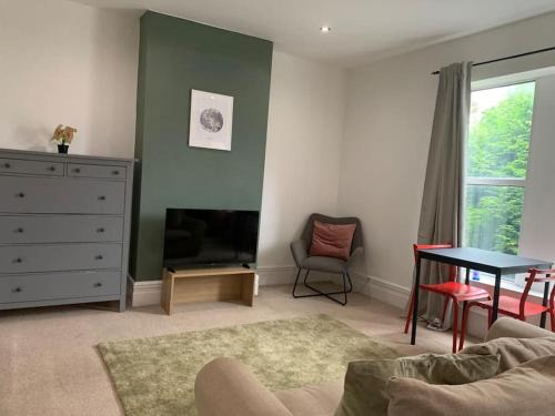 2 double bedroom flat, central location