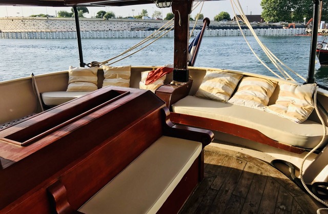 2 double cabins and 1 triple cabin on 35m mainsail