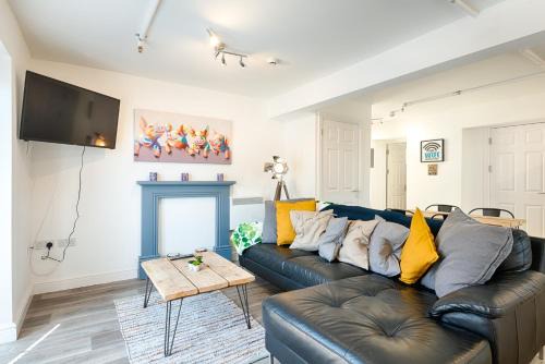 2 Ensuites, Garden, Smart Tv's in all Rooms!