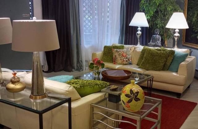 2 Entire Apts, 6 Bdm, 9 Beds, Corporate & Vacation Midtown, Minutes to Airport