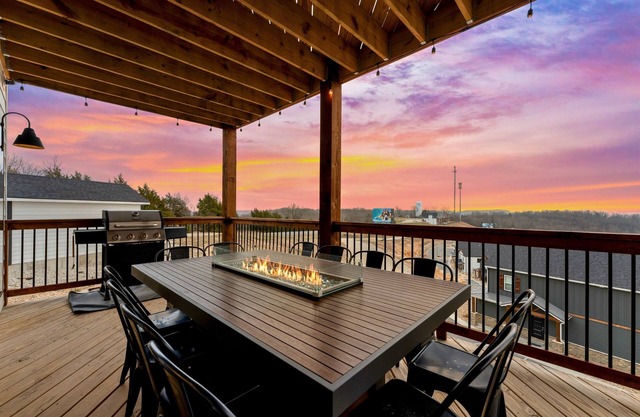 2 Epic Lakeview Homes, 18 BDs, Community Pools