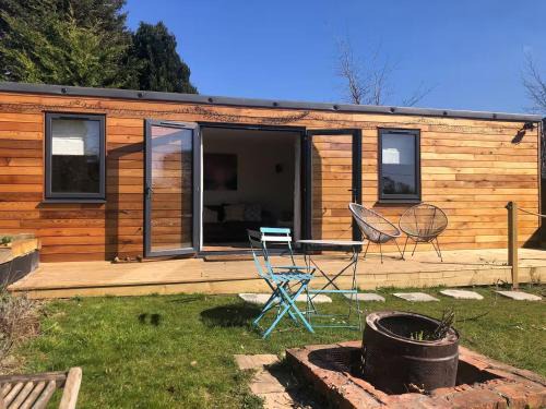 2 Guests - Garden Retreat with Balcony Views