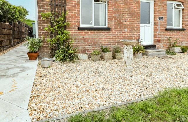 2 HILL VIEW BUNGALOW, family friendly in Blandford Forum