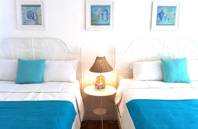 2 Hotel Studios - S. Beach: Walk to Everything! Sleeps 12
