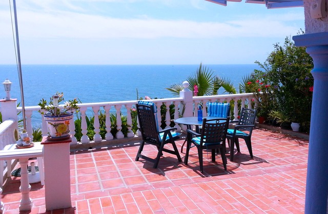 2 House in front of the sea. With garden, swimming pools and powerful WI-FI. costabonita Spain