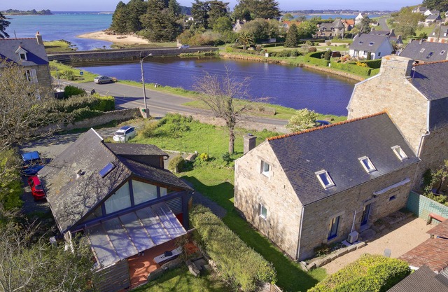 2 houses for 14 people, seaside