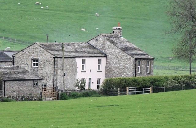 2 HULL HOUSE COTTAGE, pet friendly, with a garden in Hellifield