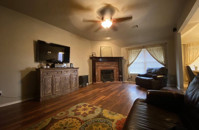 2 King Beds on 19th st, Jacuzzi, Fireplace, Hulu/Netflix/Cable, and much more!