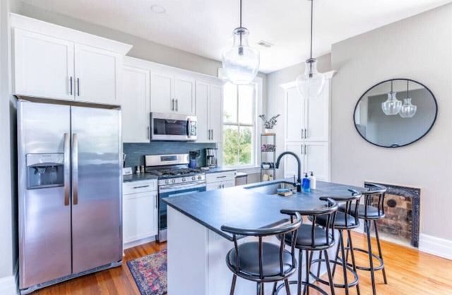 2 King Beds - Pool Table, Heart of Downtown LYH
