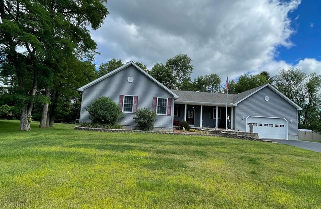 2 M to Track, 1 Mile to National Prime/Golf, 4 bedroom, 2.5 bath - sleeps 8-10