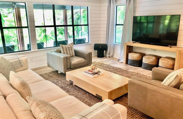 2 Masters, 2 Living rooms, w/Paddleboards. Serene Waters.