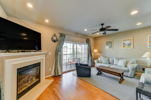 2 Mi to Beach Townhome with Breezy Balcony!