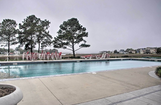 2 Mi to Bethany Beach: Condo w/Deck & Pool Access