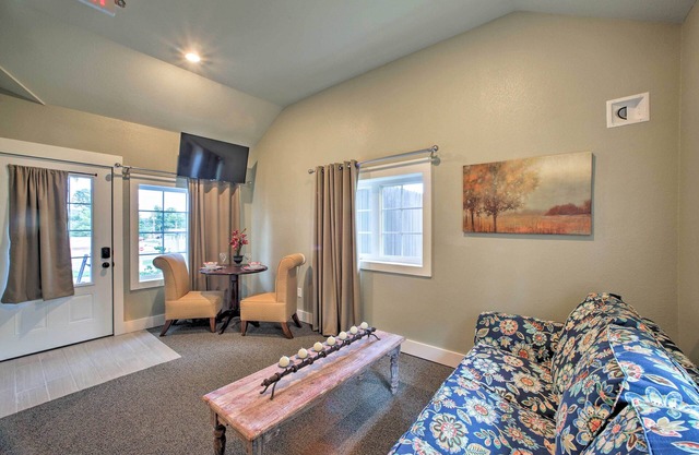 2 Mi to Branson Strip: Cozy Cottage w/Fire Pit!