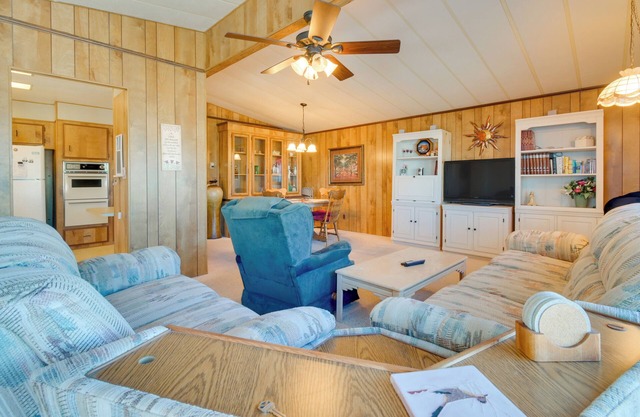 2 Mi to Lake Havasu: Pet-Friendly Home w/Grill!