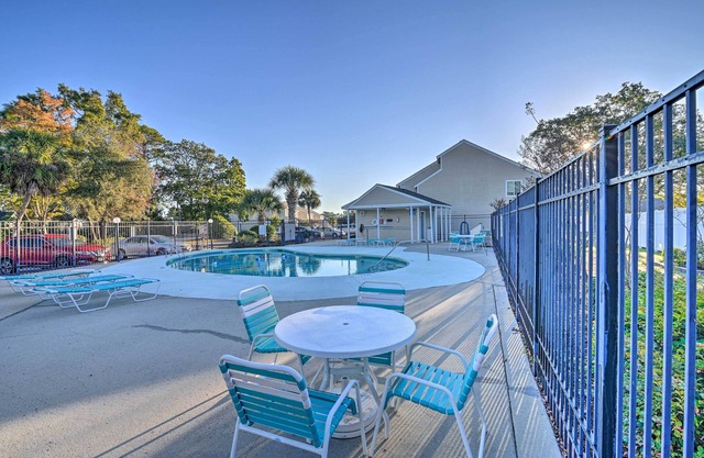 2 Mi to Surfside Beach: Condo w/Community Pool!