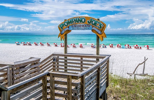 .2 Miles From Beach, Bright and Modern Townhome, 3bd, 3bth