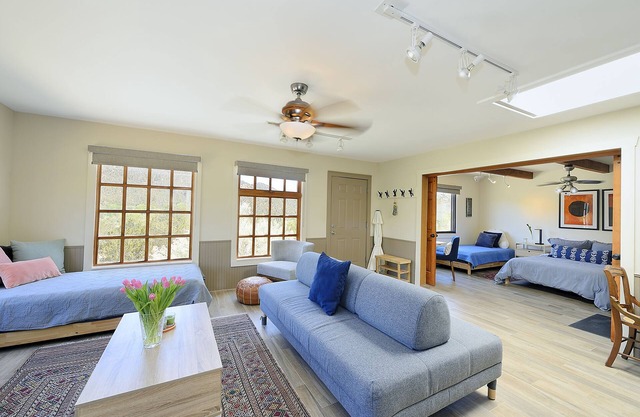 2 Miles to Canyon Road - Great Mountain Views - Monthly Rental