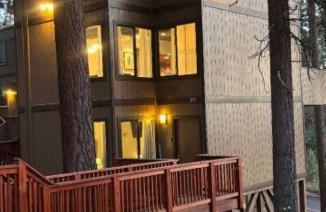 2 miles to everything Tahoe and Heavenly skiing!