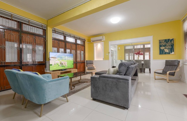 2 minutes walk to Asok BTS/MRT/Terminal 21 Sukhumvit 19. Best Location in BKK!