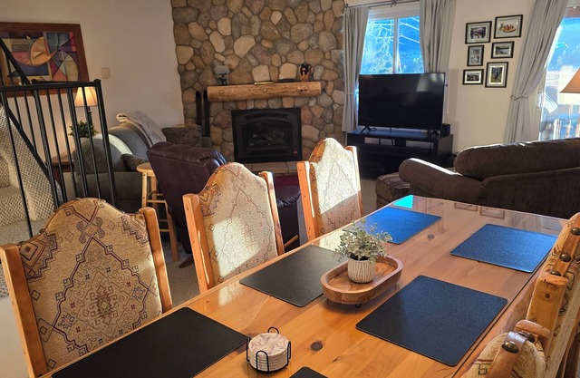2 Minutes to Keystone Ski Resort! Cozy, spacious and quiet condo with balcony